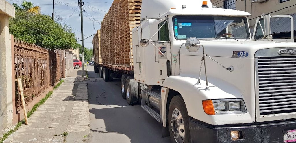 Tráiler ocasiona daños en la zona Centro