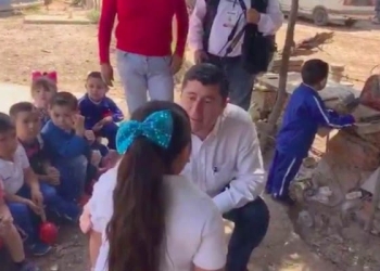 Alcalde humilla a niña