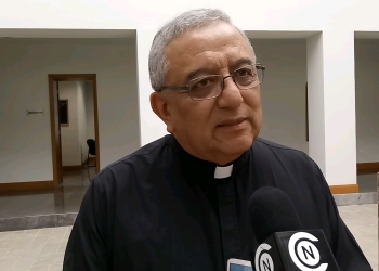 Iglesia lista para la celebración de Semana Santa
