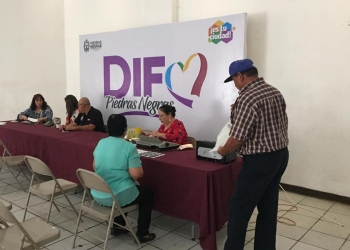 Adultos mayores solicitan tarjeta del Inapam