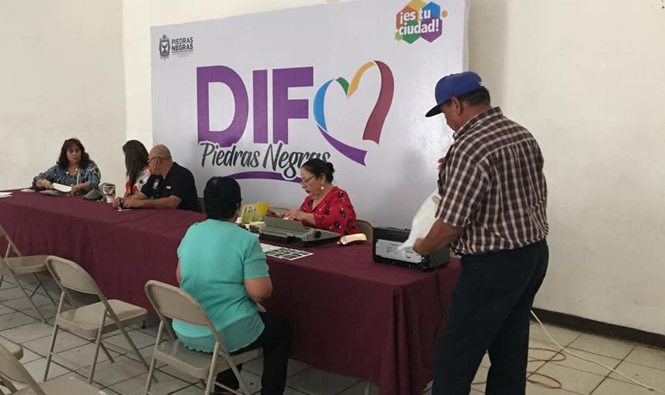 Adultos mayores solicitan tarjeta del Inapam