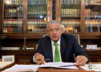 AMLO firma memorándum para frenar aplicación de la reforma educativa