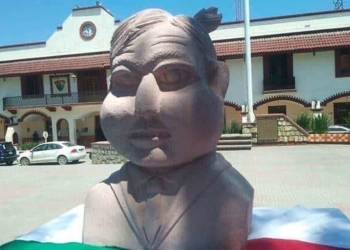 Desvelan busto de… ¿Andrés Manuel López Obrador?