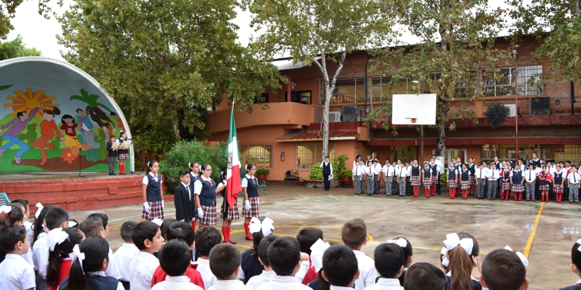 Ajustan salario a maestros de colegios privados