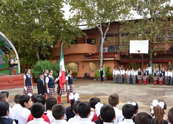 Ajustan salario a maestros de colegios privados