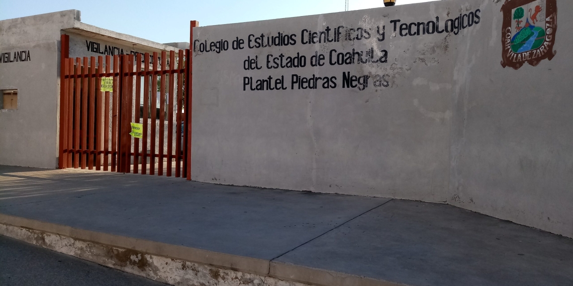 Trabajan bajo protesta maestros del CECyTEC
