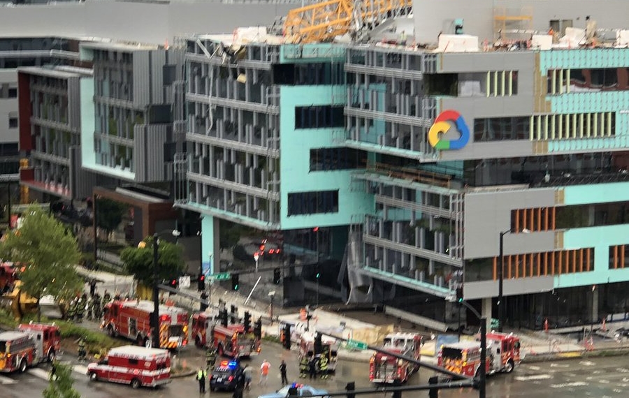 Grúa cae sobre edificio de Google