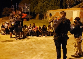 Autoridades detienen a 40 migrantes