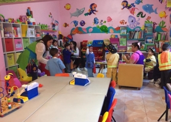 Mamás trabajan horas extras para pagar por que cuiden a sus hijos