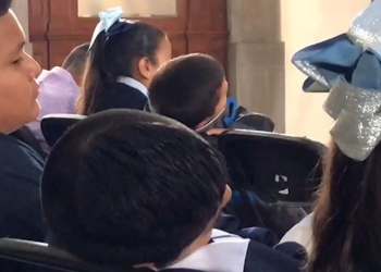 Niños desmañanados se duermen en conferencia de AMLO