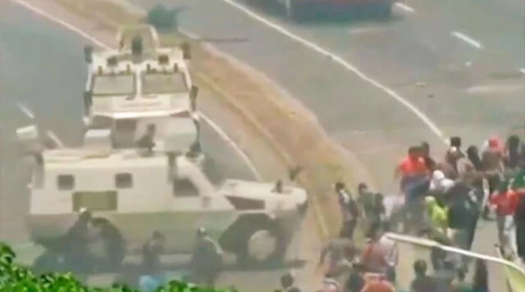 Tanque militar arrolla a manifestantes en Venezuela