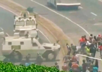 Tanque militar arrolla a manifestantes en Venezuela