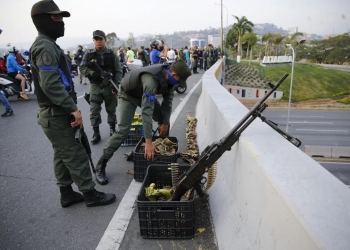 Militares Venezolanos se levantan contra Maduro