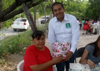 Regidor del Partido Verde celebra a las madres