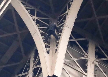 Arrestan a hombre que amenazaba con lanzarse de la Torre Eiffel