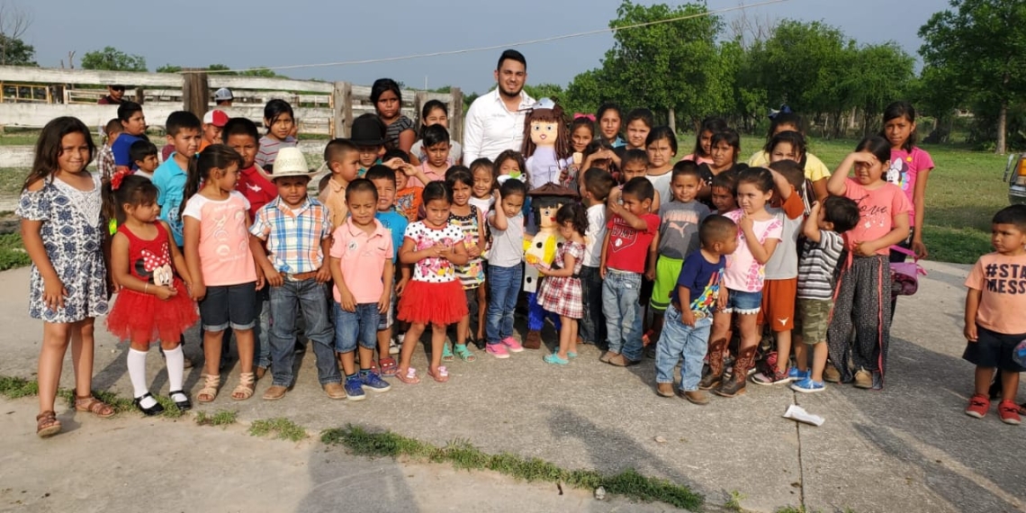 Festejan día del niño en Jiménez