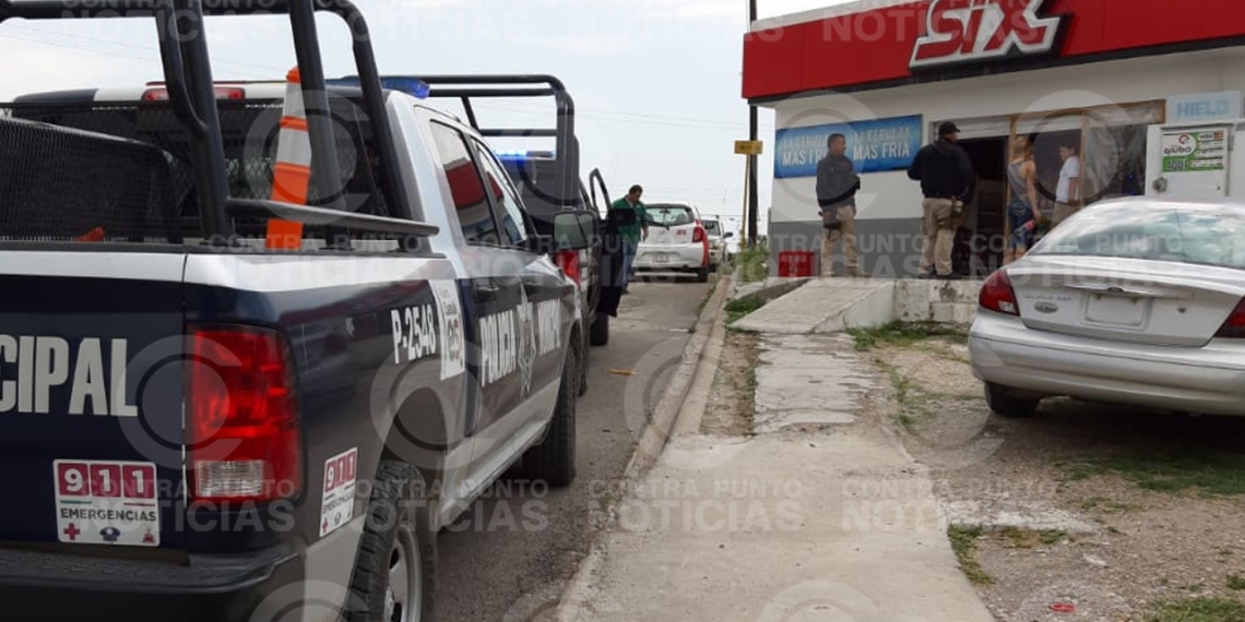 Con machetes asaltan depósito