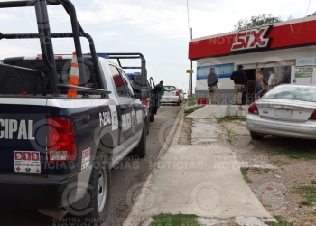 Con machetes asaltan depósito