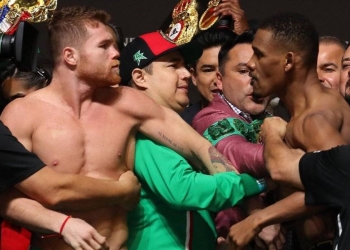 Canelo Álvarez y Danaiel Jacobs se calientan en el pesaje