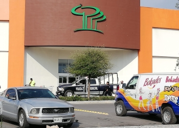 Falla en caja y en paquetería hasta que llega la Policía