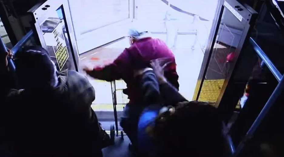 VIDEO: Anciano muere luego de que mujer lo empuja desde autobús