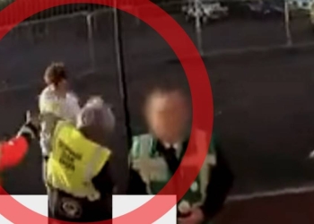 VIDEO: Aficionado ebrio golpea a mujer seguridad