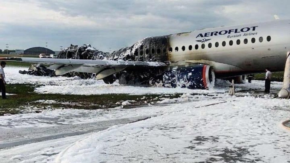 Rayo provoco incendio de avión en Moscú