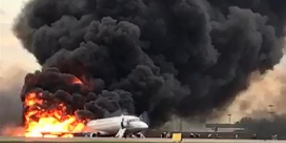 Avión aterriza de emergencia en Moscú