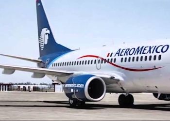 Investigan aerolínea por retraso de vuelo