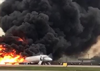 Avión aterriza de emergencia en Moscú