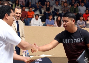 Entregan becas “Benito Juárez” a estudiantes en Saltillo