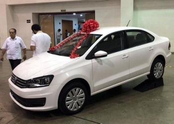 Rifan automóviles en festejo del Día del Maestro
