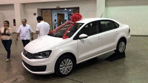 Rifan automóviles en festejo del Día del Maestro