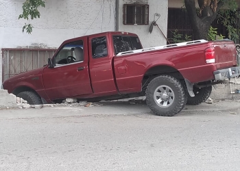 Camioneta de impacta contra barda