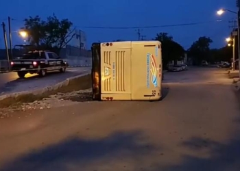 Vuelca autobús tras impactarse contra puente
