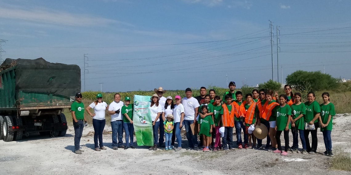 Familia se organiza para limpiar predios baldíos