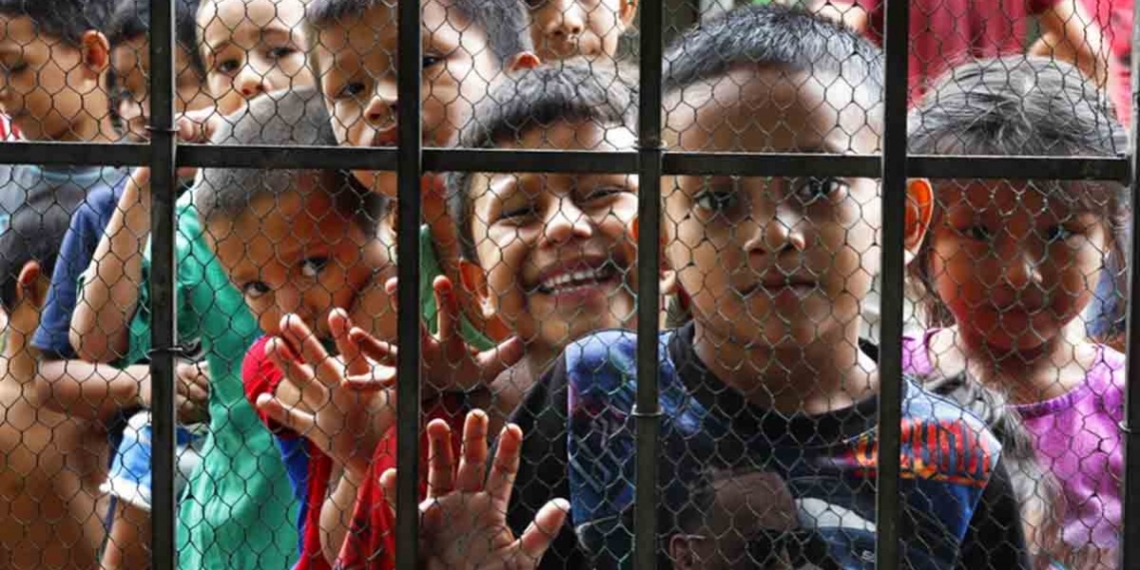 EU cancela clases, ayuda legal y juegos para niños migrantes