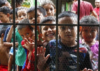 EU cancela clases, ayuda legal y juegos para niños migrantes