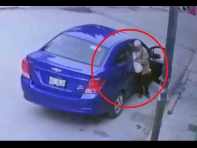 Abandonan a adulto mayor en plena calle; llevaba bolsa con sus cosas
