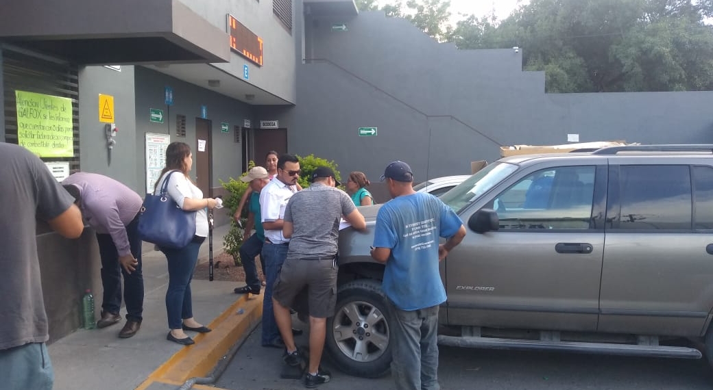 Acuden más de 25 afectados por gasolina a Profeco