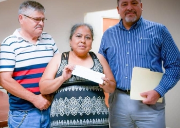 Entregan cheque de seguro de vivienda contra desastres