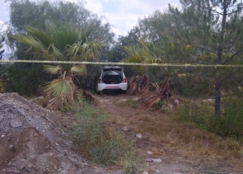 Muerto y encajuelado en el taxi
