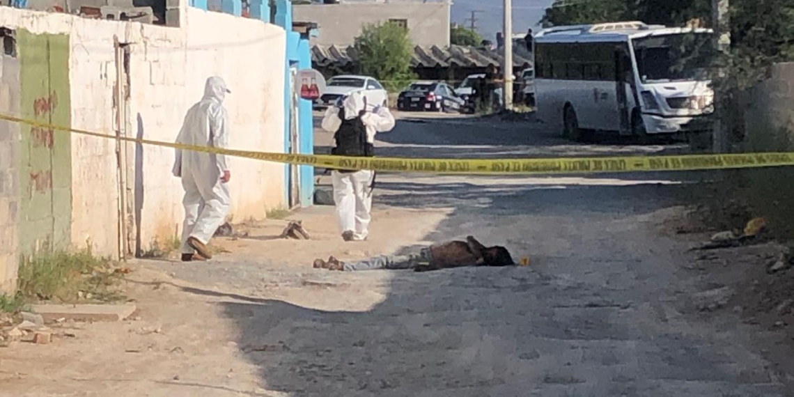 Muerto en la calle y con huellas de violencia