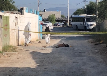 Muerto en la calle y con huellas de violencia