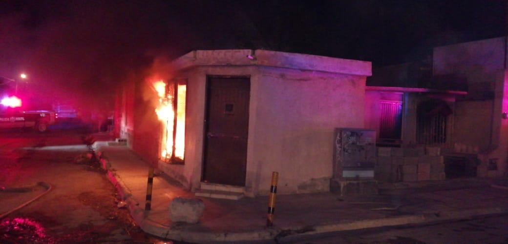 Policías salvan a una mujer de incendio