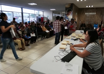 Entregan apoyos de 68 y más