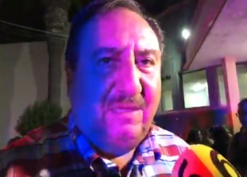 Promete ayuda y recibe reclamos