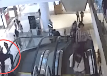 VIDEO. Se mata niño al caer de escaleras eléctricas