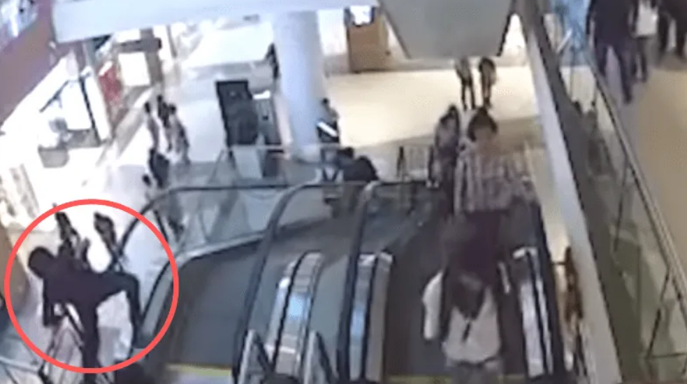 VIDEO. Se mata niño al caer de escaleras eléctricas