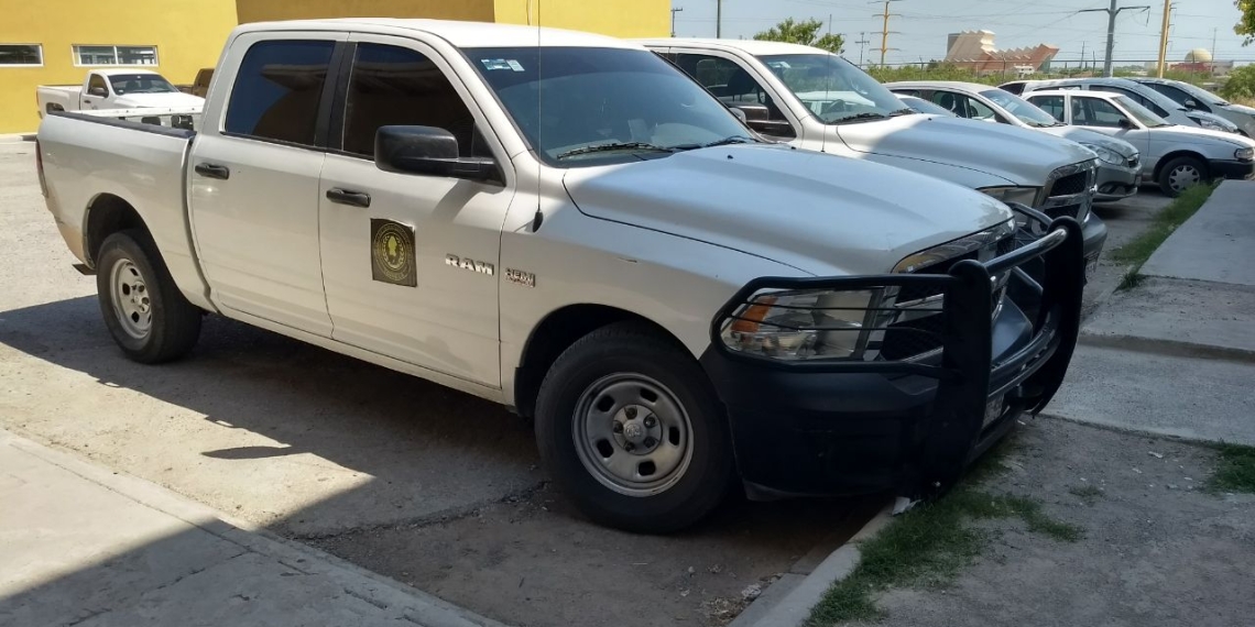 Sujetos asaltan a joven camino a su casa